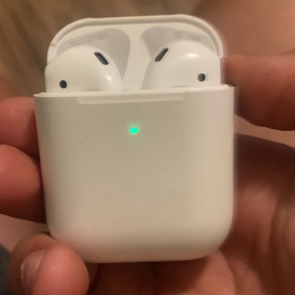 airpods - Picture 2 of 3